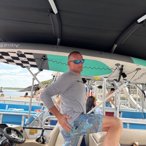 Captain Brandon, Keep Austin Wet boat captain on Lake Travis
